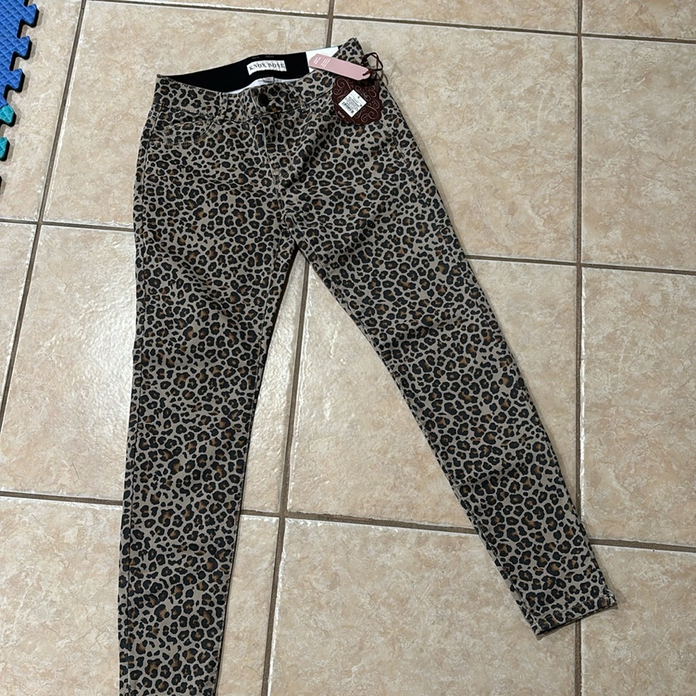 Leopard women’s skinny jeans size 6. New